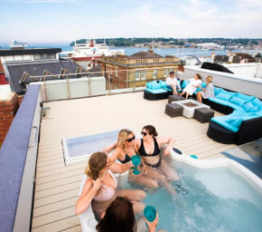 Seafarer's View - 6 bedroom townhouse in Cowes, parking & seaviews.
